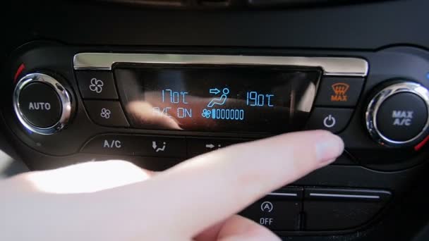 Primer plano de vídeo en cámara lenta del conductor pulsando el botón de apagado del acondicionador de coche — Vídeos de Stock