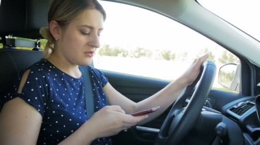 Ağır çekim görüntüleri genç kadın sürücü sürüş ve smartphone kullanarak araba kazası geçirdik