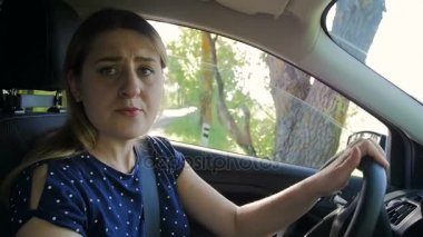 Ağır çekim görüntüleri ters ve yolda dönüm genç kadın. Yan görünümü ayna sürücü