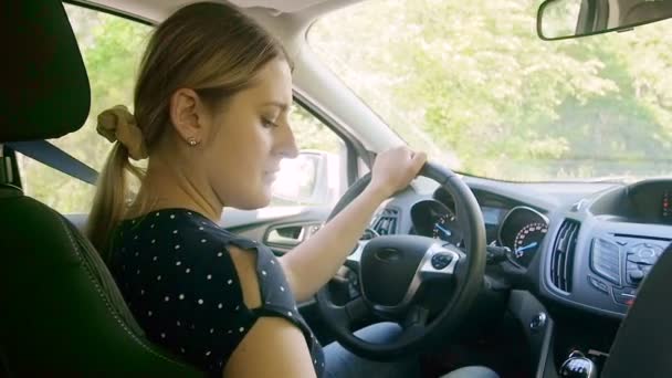 Slow-motion video van jonge vrouw praten via de telefoon tijdens het auto rijden — Stockvideo