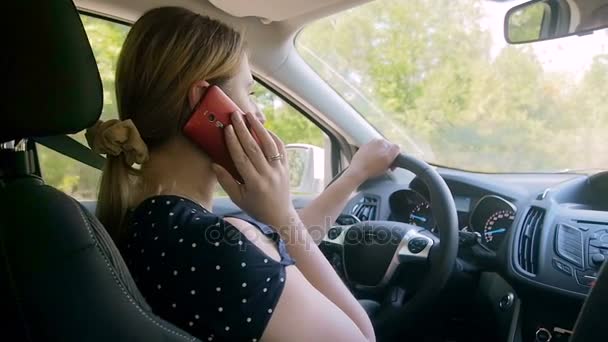 Vídeo en cámara lenta del joven owman hablando por teléfono mientras conduce el coche — Vídeos de Stock