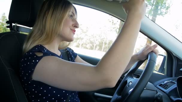 Видео замедленного движения молодой женщины-водителя, делающей селфи на мобильный телефон за рулем автомобиля — стоковое видео