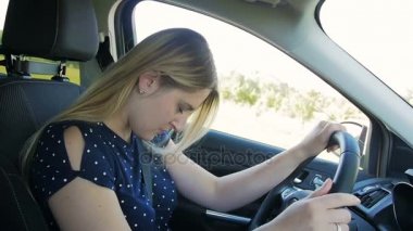 Genç owman kırsal Road'da araba sürerken uyuya ağır çekim görüntüleri