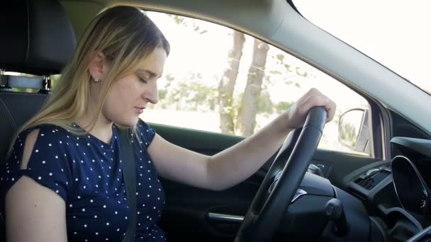 Filmagem em câmera lenta de vídeo de uma jovem mulher dormindo enquanto dirige um carro na estrada rural — Vídeo de Stock