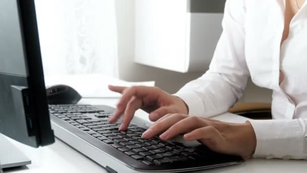 Primer plano 4k video de elegante mujer de negocios escribiendo mensaje en el teclado de la computadora de escritorio — Vídeos de Stock