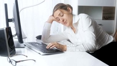 ofiste bilgisayarda çalışırken uyuya genç overworked işkadını 4 k görüntüleri