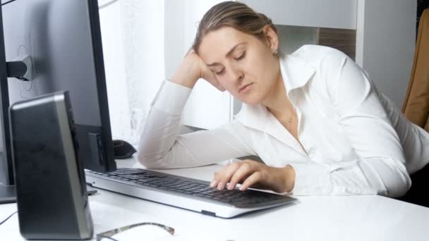 4k vídeo de jovem mulher de negócios elegante se cansou no trabalho e adormeceu atrás da mesa de escritório — Vídeo de Stock