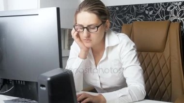 ofiste bilgisayar üzerinde çalışırken esneme yorgun zor çalışma işkadını 4 k video