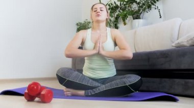 genç kadın fitness mindere egzersiz sonra yoga poz rahatlatıcı 4 k görüntüleri