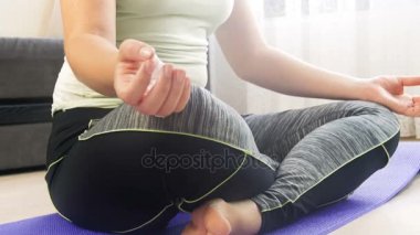 Oturma odası yoga pratik genç ince kadın portre 4k görüntüleri