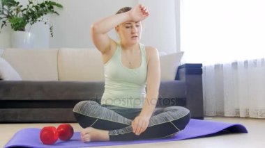 Terli kadın fitness mat evde eğitim sonrası zor nefes 4 k video