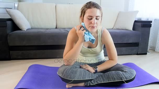 Movimiento lento de la mujer que apenas respira después del entrenamiento duro en casa — Vídeo de stock