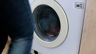 4 k video maching sonra çamaşır yıkama dan ıslak temiz elbise yaptırmayı Jeans genç kadının tamamladı
