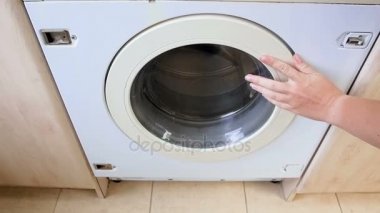 Genç kadın el kirli çamaşırları çamaşır makinesi, Çamaşırhane atma Slow motion video