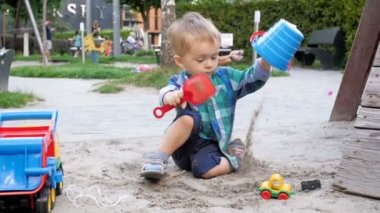 Ağır çekim video sanal park alanında oynayan sevimli küçük çocuk