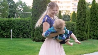 Holding ve yürümeye başlayan çocuk oğlu parkı ile iplik mutlu güzel annem Slow motion video