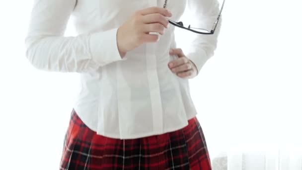 4 k πλάνα κοντινό πλάνο της σέξι χαμογελαστό κορίτσι φοιτητής στην ομοιόμορφη τοποθέτηση σε γυαλιά — Αρχείο Βίντεο