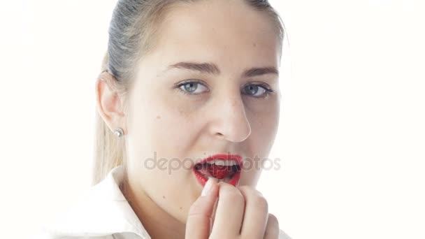 Closeup 4k video van sexy vrouw met rode lippenstift eten van verse frambozen — Stockvideo