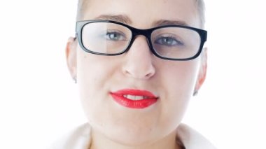 Closeup ağır çekim video seksi kadın kırmızı ruj seductively dudaklarını diliyle yalıyor