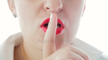 Closeup ağır çekim video seksi genç kadının parmak dudaklarını kırmızı ruj için yetiştirme