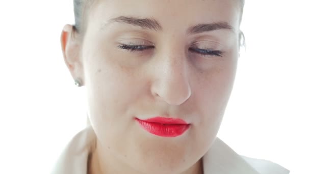 Closeup slow motion video of beeautiful young woman with red lipstick smiling in camera — Stock Video