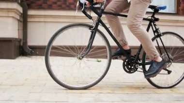 şık hipster adam sürme siyah spor Bisiklet Street 4 k düşük açılı görüntüleri