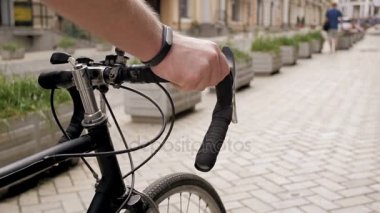 Sokakta yürürken vintage Bisiklet kolu tutan erkek el closeup ağır çekim video
