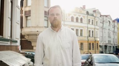 Gün batımında sokakta yürürken sakallı adam şık hipster Slow motion video