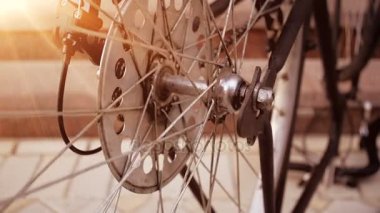 Vinatge bisiklet tekerleği günbatımı ışınları yavaş yavaş dönen Slow motion video