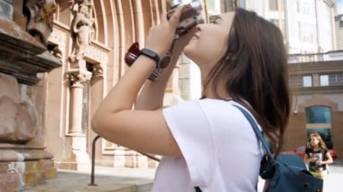 güzel turist kız sokakta vintage film kamera ile 4 k video
