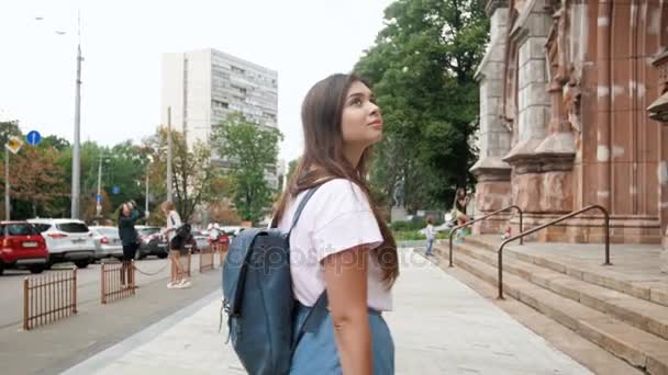 4k vídeo de bela menina adolescente fazendo fotgrafos na rua com câmera de filme vintage — Vídeo de Stock