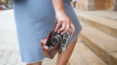 Ağır çekim dikiz vaintage manuel kamera eski taş merdivenlerden yukarı yürümek tutan genç kadın video