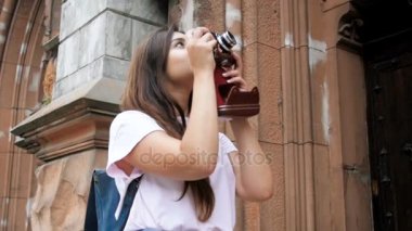 Vintage film kamera eski Caddesi üzerinde güzel turist kızla ağır çekim görüntüleri