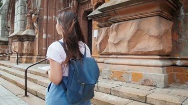 Yol haritası için arıyorum genç turist kızın Slow motion video