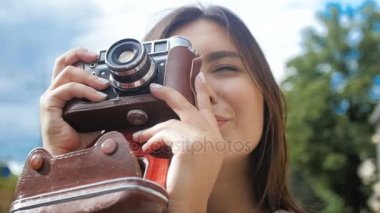 Photogrpahs vintage film kamera ile yapma güzel hippi kız closeup ağır çekim görüntüleri