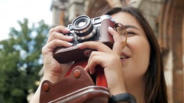 Vintage film kamera ile güzel gülümseyen turist kız closeup ağır çekim video