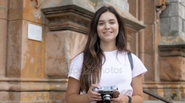 Sokakta yürürken fotoğraf yapma genç gülümseyen kadın ağır çekim görüntüleri