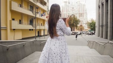 Vintage film kamera ile fotoğraf verme güzel şık kız ağır çekim görüntüleri tonda