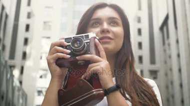 Esmer kadın fotoğrafçı vintage film kamera ile portre ağır çekim görüntüleri