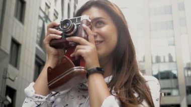 Vinatge manuel kamera tutan güzel esmer kız ağır çekim video