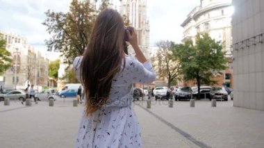 Genç esmer kadının eski Katedrali fotoğraflarını yapma Slow motion video