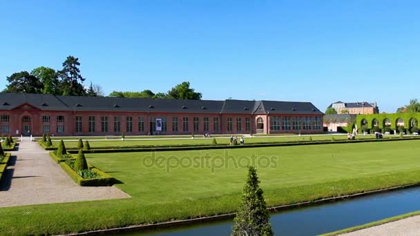 Schöner Park mit perfektem grünen Rasen im alten europäischen Palast — Stockvideo