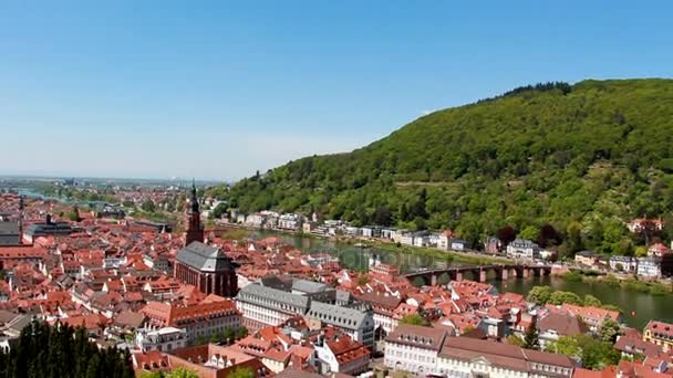 Pohled z vrcholu na staré Evropské město s červenými střechami a řeka — Stock video