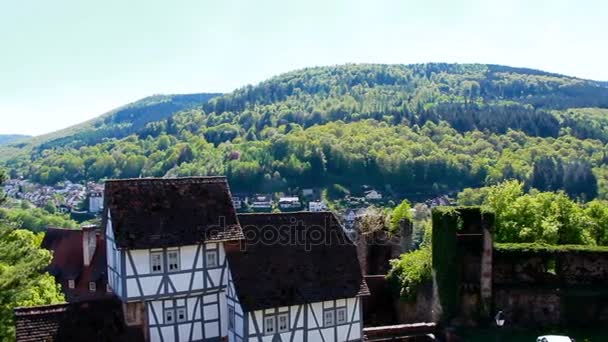Kilátás a tetején, a régi európai város hegyekben ragyogó napsütéses napon — Stock videók