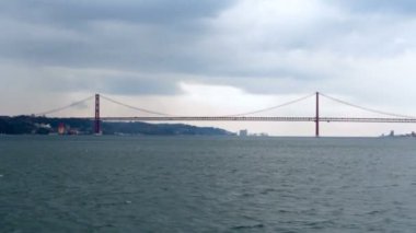 Altın Gates köprüde tekneden bulutlu gün görüntülemek