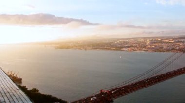 Gün batımında Golden Gate Köprüsü'nün panoramik görüntüleri