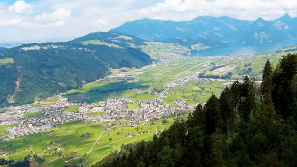 Aufnahmen vom Flug über hohe Berge in den europäischen Alpen an einem sonnigen Sommertag — Stockvideo