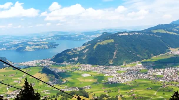 Luftbild von schönen Bergen und Wäldern in den europäischen Alpen — Stockvideo