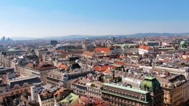 Vista dal punto più alto sui tetti della vecchia città europea nella giornata di sole — Video Stock