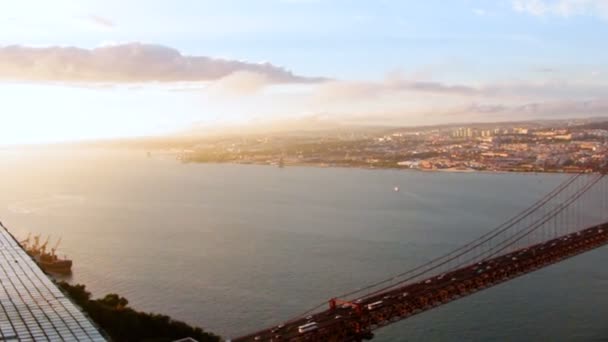 Панорамные кадры моста Золотые Ворота на закате — стоковое видео